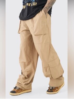 NWT - Boohoo Mens Beige Wide-Leg Cargo Pants 30x34